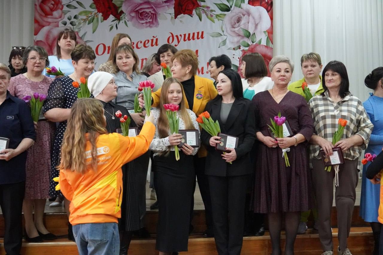Депутат Госдумы Иван Демченко: В преддверии Международного женского дня в Крымском районе состоялось торжественное вручение медалей общественного признания «Мама защитника Отечества» и «Супруга защитника Отечества».