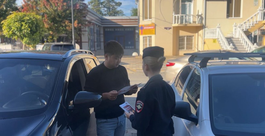 Сотрудники полиции проводят профилактическую акцию «Клади трубку без разговоров. Это мошенники»