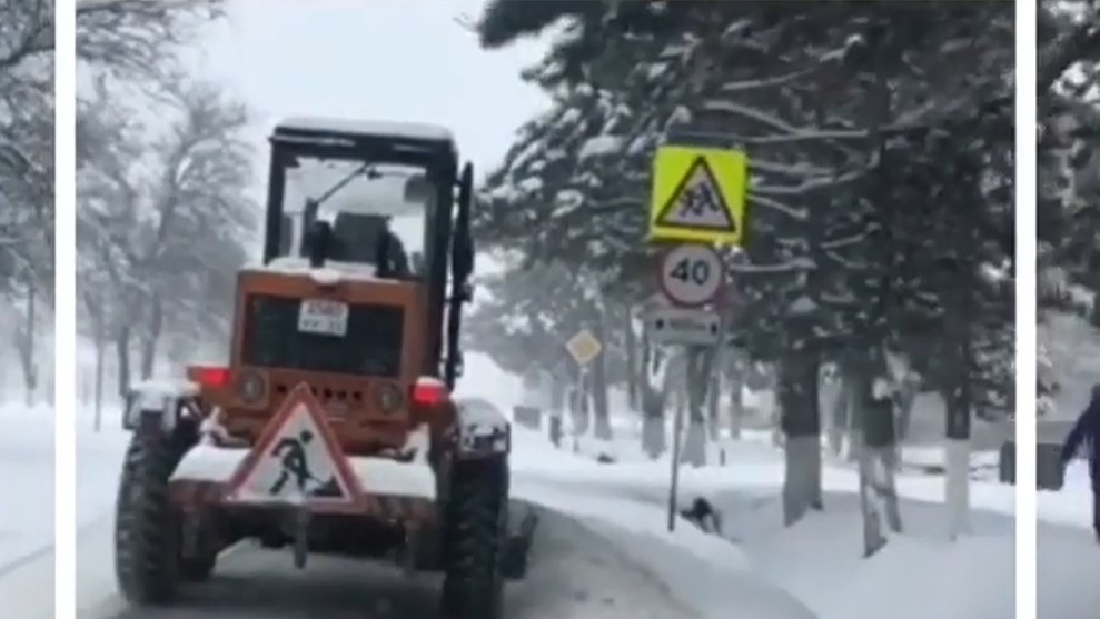 В Крымском районе работает техника по расчистке снега