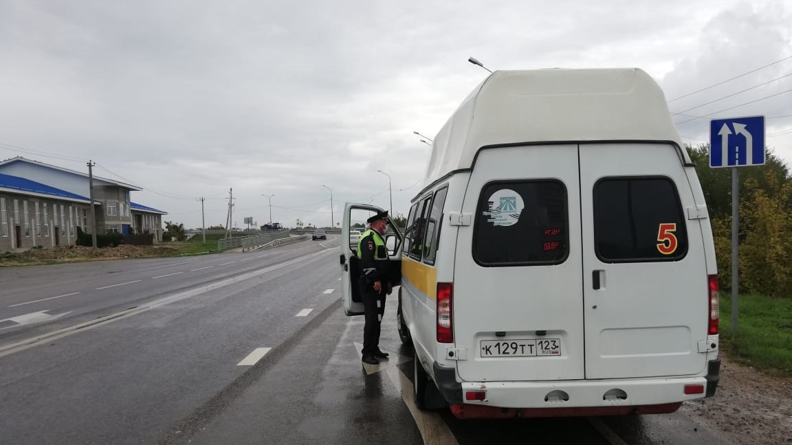 Сотрудники Госавтоинспекции продолжают проверять автобусы, осуществляющие пассажирские перевозки