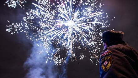 В преддверии Новогодних и Рождественских праздников федеральный государственный пожарный надзор требует от граждан соблюдать правила пожарной безопасности при использовании пиротехники