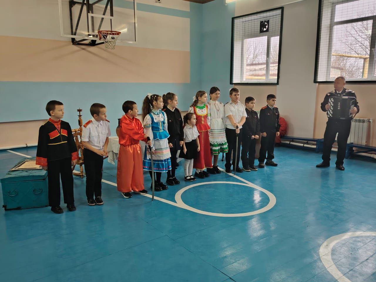 День матери казачки прошел в казачьей школе № 66 имени сотникам Ефима Мироновича Горбатко в х. Евсеевском Крымского района.