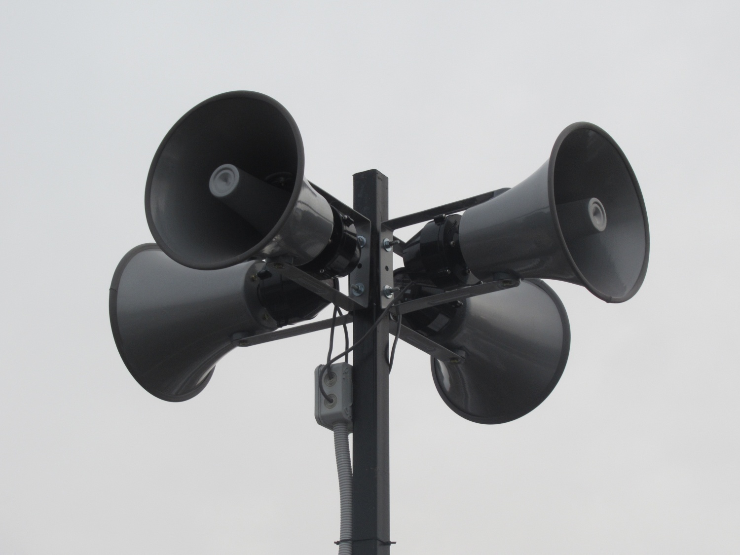 Звучат сирены оповещения