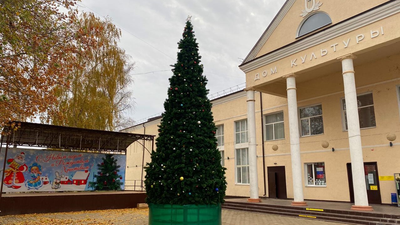 В Крымском районе начали устанавливать новогодние ёлки