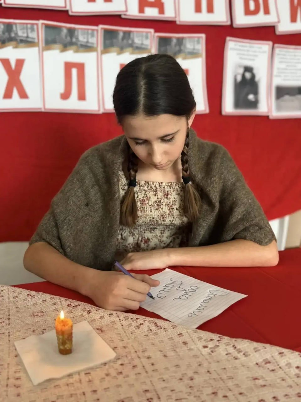 В 82‑ю годовщину снятия блокады Ленинграда в Крымском районе прошли торжественные памятные мероприятия и патриотические акции, призванные сохранить историческую память о подвиге ленинградцев и отдать дань уважения героям Великой Отечественной войны.