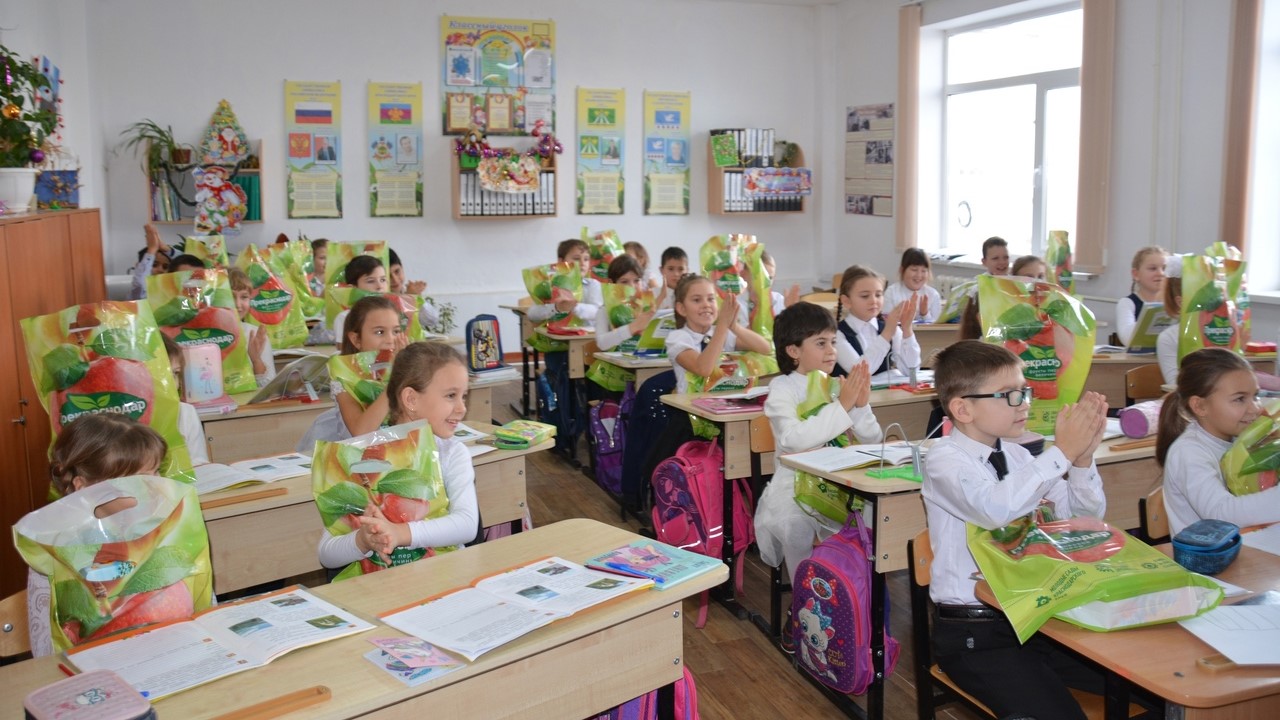 Компания «Южные Земли» передает приветы и подарки от Деда Мороза⠀