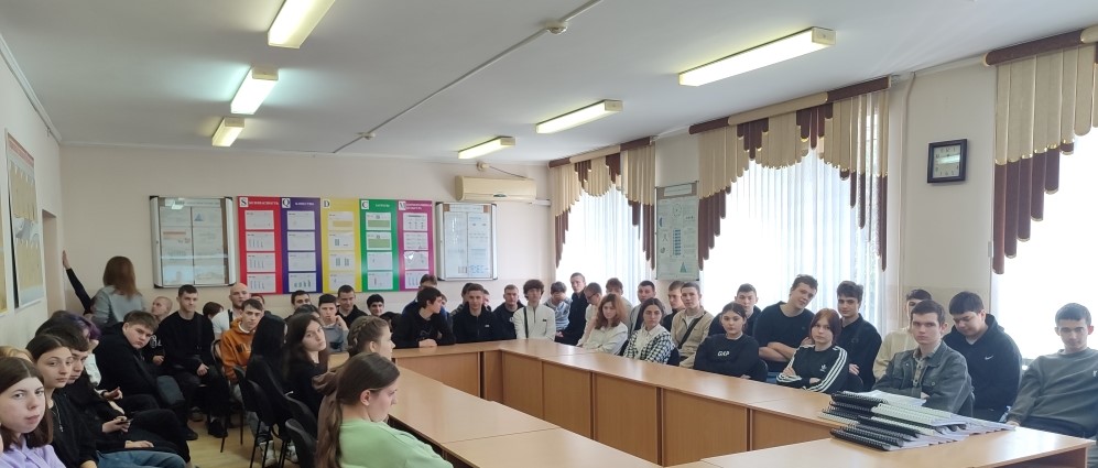 Сегодня в Крымском индустриально-строительном техникуме состоялась встреча студентов с представителем Южного главного управления Банка России.
