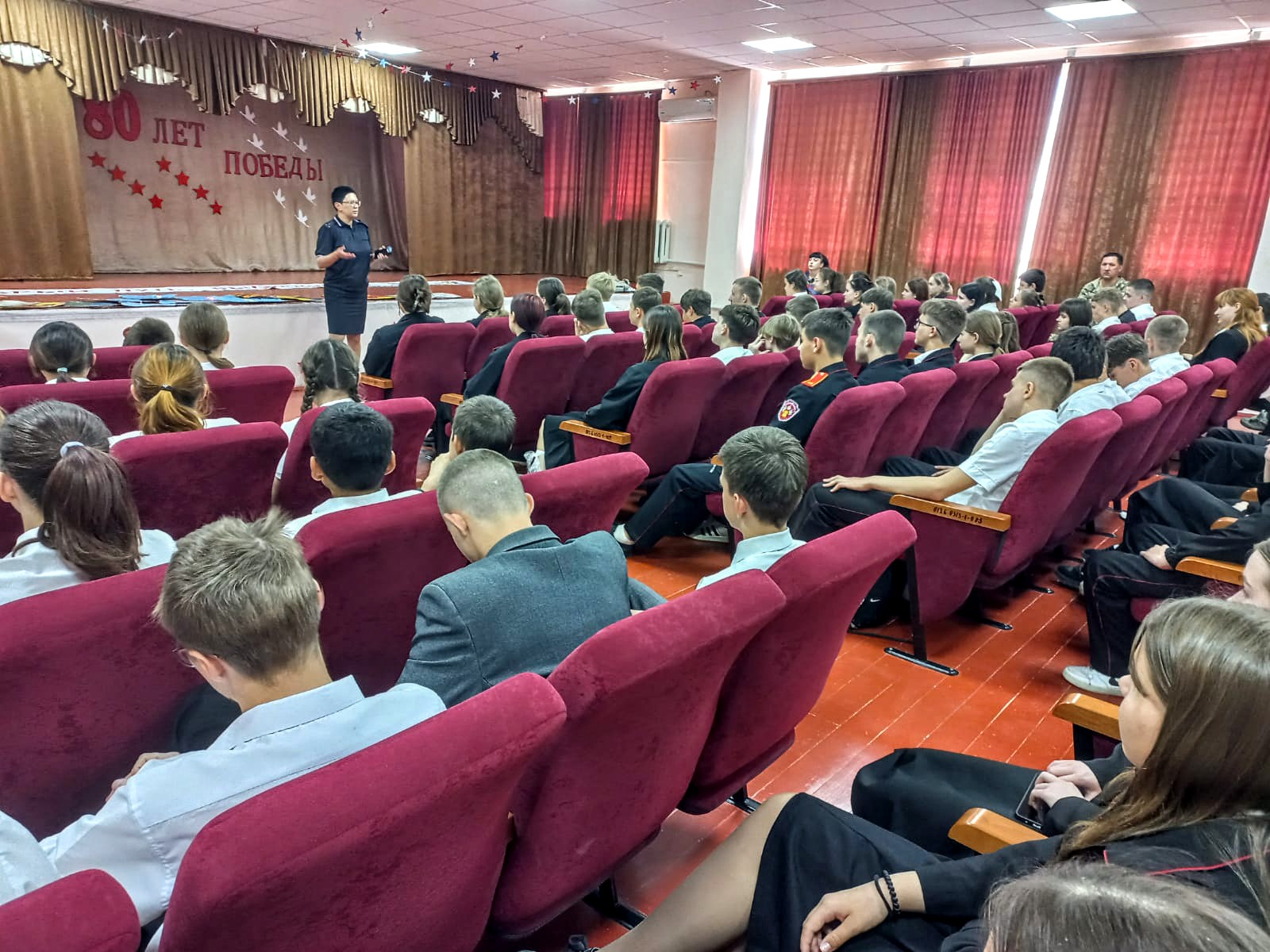 Общешкольный инструктаж по безопасности дорожного движения организовали Госавтоинспекторы Крымского района