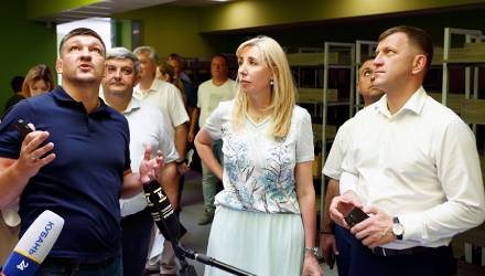 Анна Минькова посетила новую школу в поселке Российский