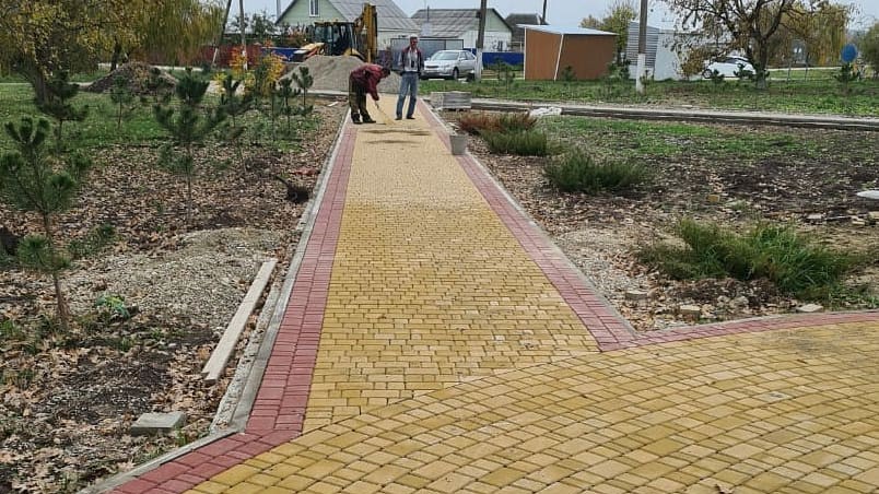 Каждый день в Крымском районе проводятся работы по благоустройству территорий и наведению санитарного порядка