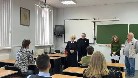 5 декабря в День воинской славы России члены общества историков-архивистов Галина Адольфовна Ященко и Александр Викентьевич Липин встретились со студентами художественно-графического факультета Новороссийского филиала КубГУ