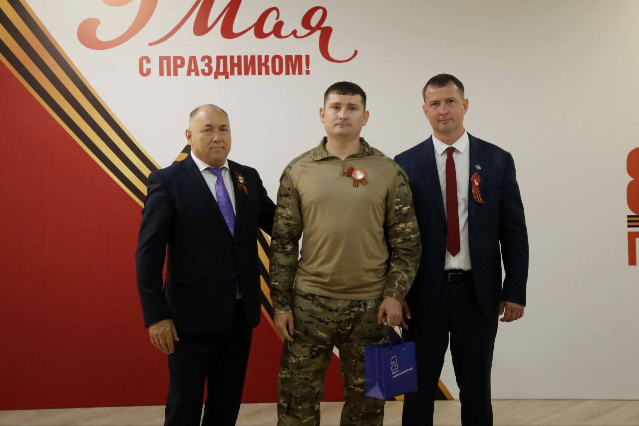 Депутат Госдумы Иван Демченко: В рамках региональной недели  в преддверии  Дня Победы появилась возможность пообщаться с нашими защитниками Отечества в Абинском районе. 