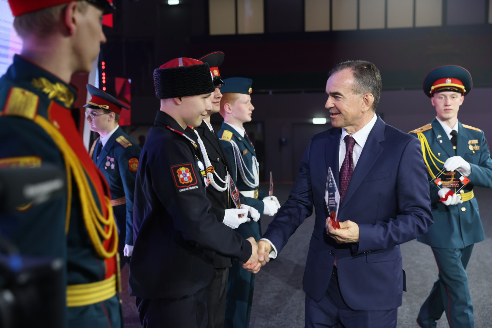 Вениамин Кондратьев наградил активистов движения «Пост №1»