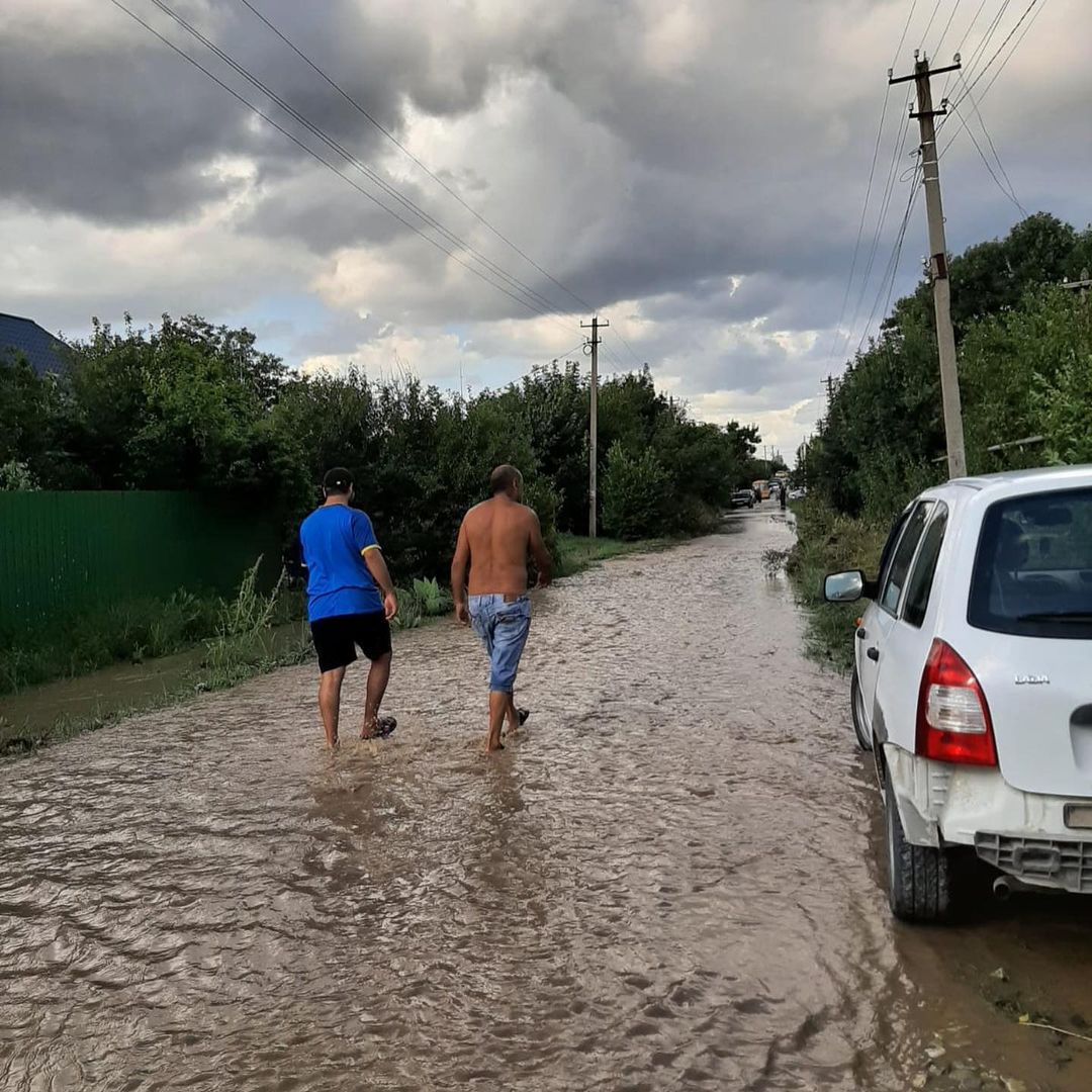 В Киевском сельском поселении в хуторе Садовом и на улице Партизанской с. Киевского вода вышла на улицы, зашла в несколько дворов