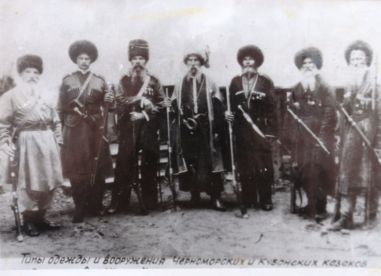 В преддверии Дня местного самоуправления мы публикуем серию архивных фотографий, на которых запечатлены люди, трудившиеся на благо Крымского района. 