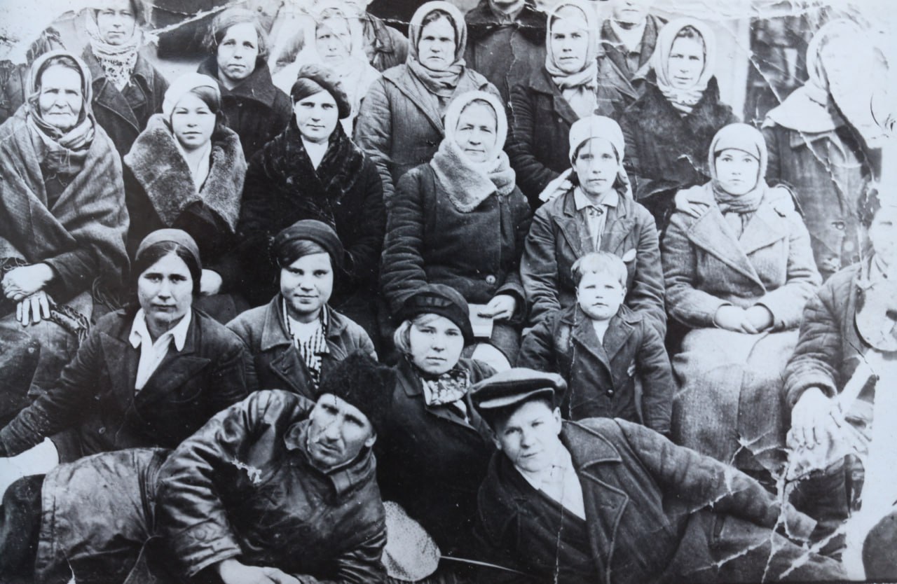 В преддверии Дня местного самоуправления мы публикуем серию архивных фотографий, на которых запечатлены люди, трудившиеся на благо Крымского района. 