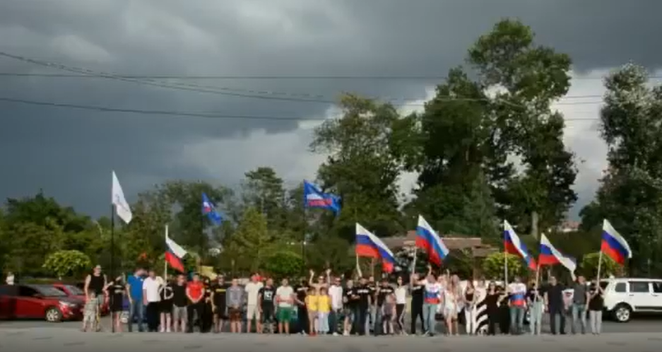 Автомобильный флешмоб в День Государственного флага⠀