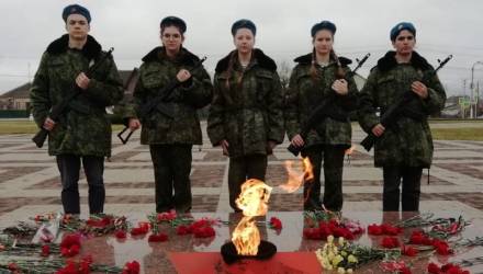 В Крымском районе у памятников Великой Отечественной войны школьники организовали дежурство Поста №1