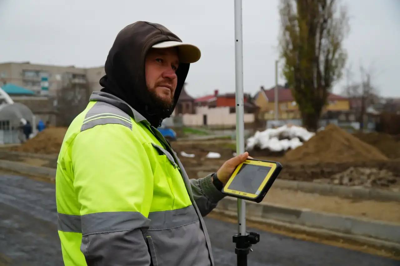 К автомобильному мосту в центре города Крымска начали укладывать асфальт