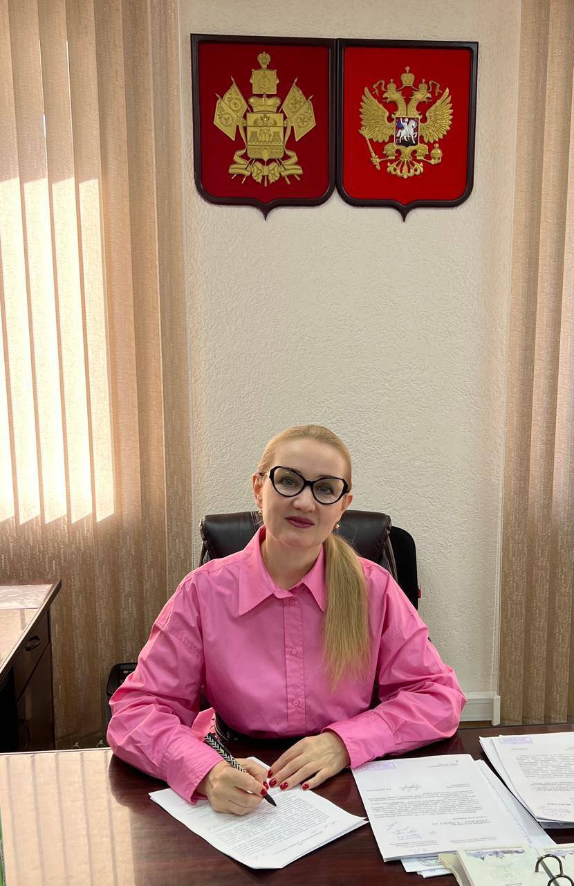 Сергей Лесь поздравил руководителя службы занятости населения Крымского района Яну Александровну Черник,  сотрудников и ветеранов службы с профессиональным праздником