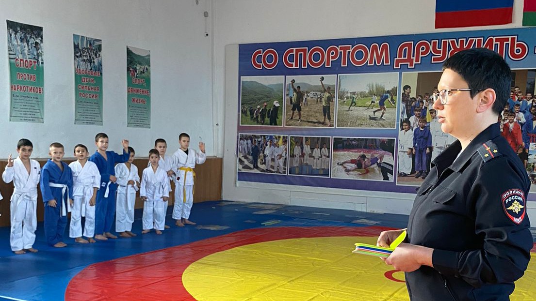 В Крымском районе сотрудники Госавтоинспекции вручают воспитанникам спортивных школ световозвращающие браслеты