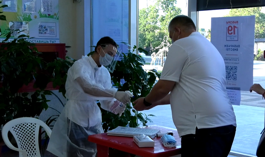 Около 150 волонтеров помогают в Крымском районе избирателям на участках