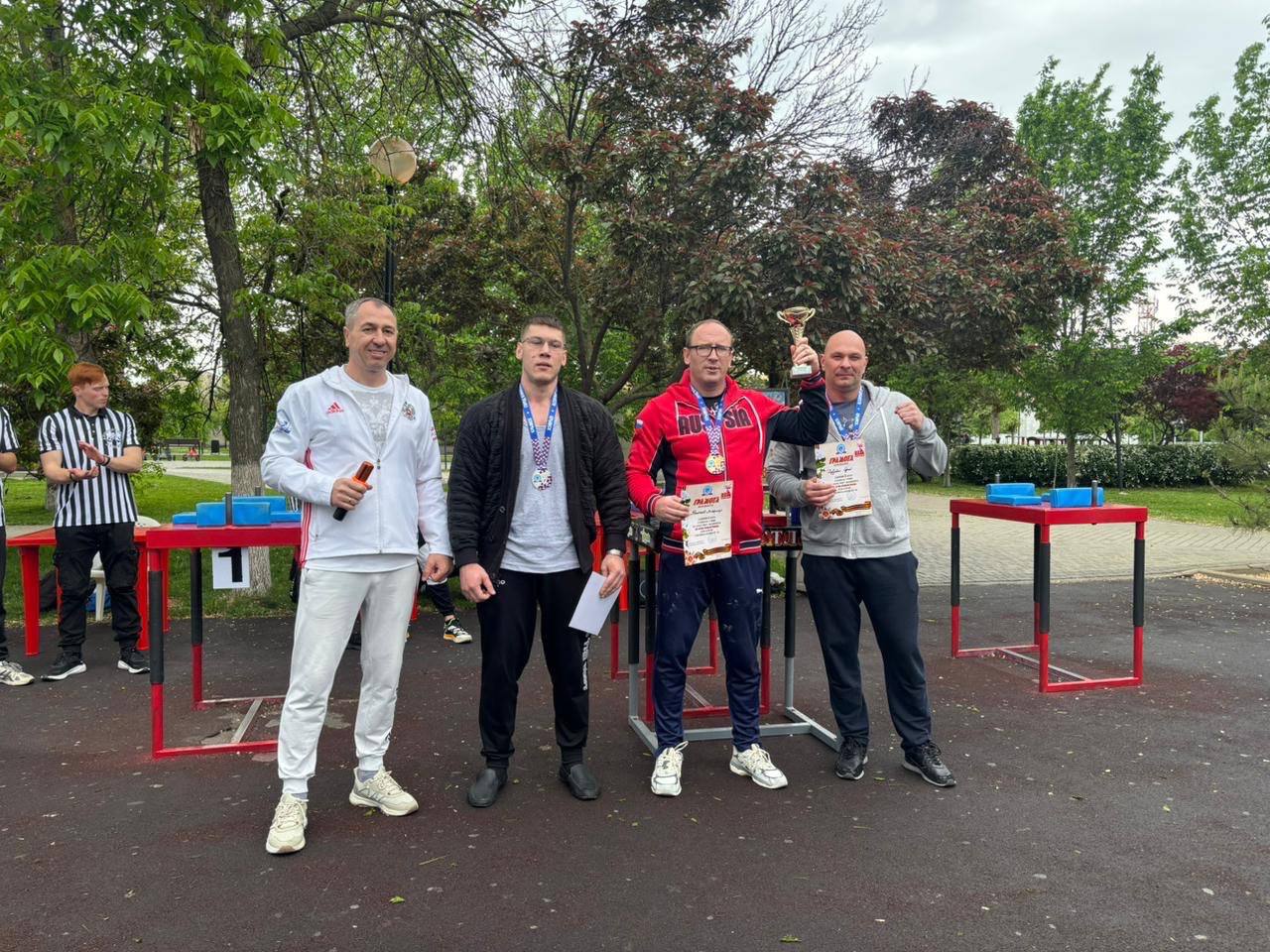 В Центральном парке г. Крымска прошел открытый турнир по армрестлингу, посвящённый 80-летию Победы в Великой Отечественной войне.