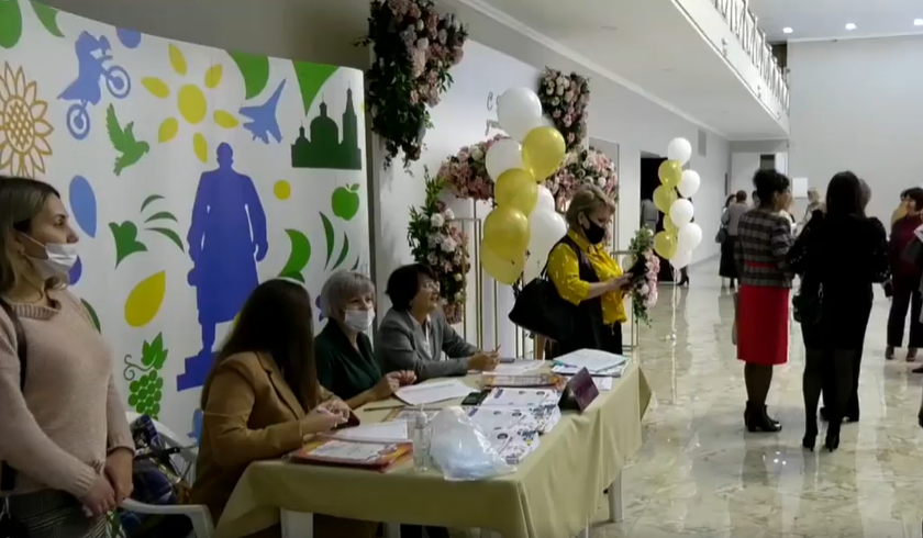 В День учителя лучших педагогов Крымского района наградили