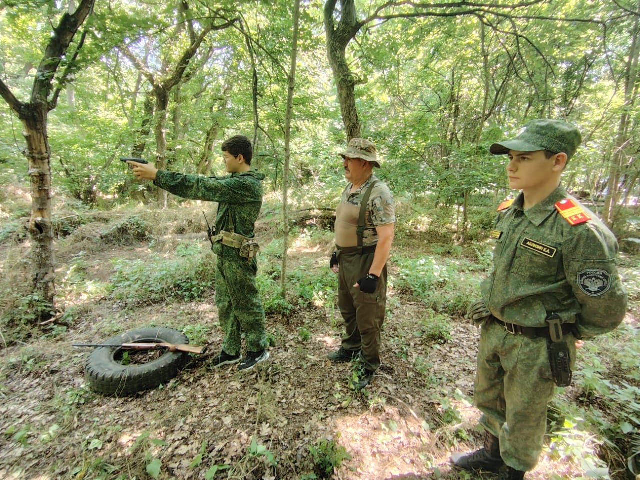 В честь Дня России казаки Красненского хуторского казачьего общества Крымского РКО, члены  муниципального отделения Союза казачьей молодежи Кубани организовали и провели для казачат занятия на открытом воздухе.