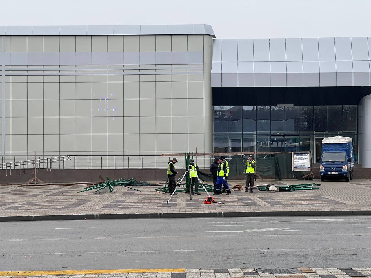 Сегодня в Крымске начали устанавливать новогоднюю ёлку.