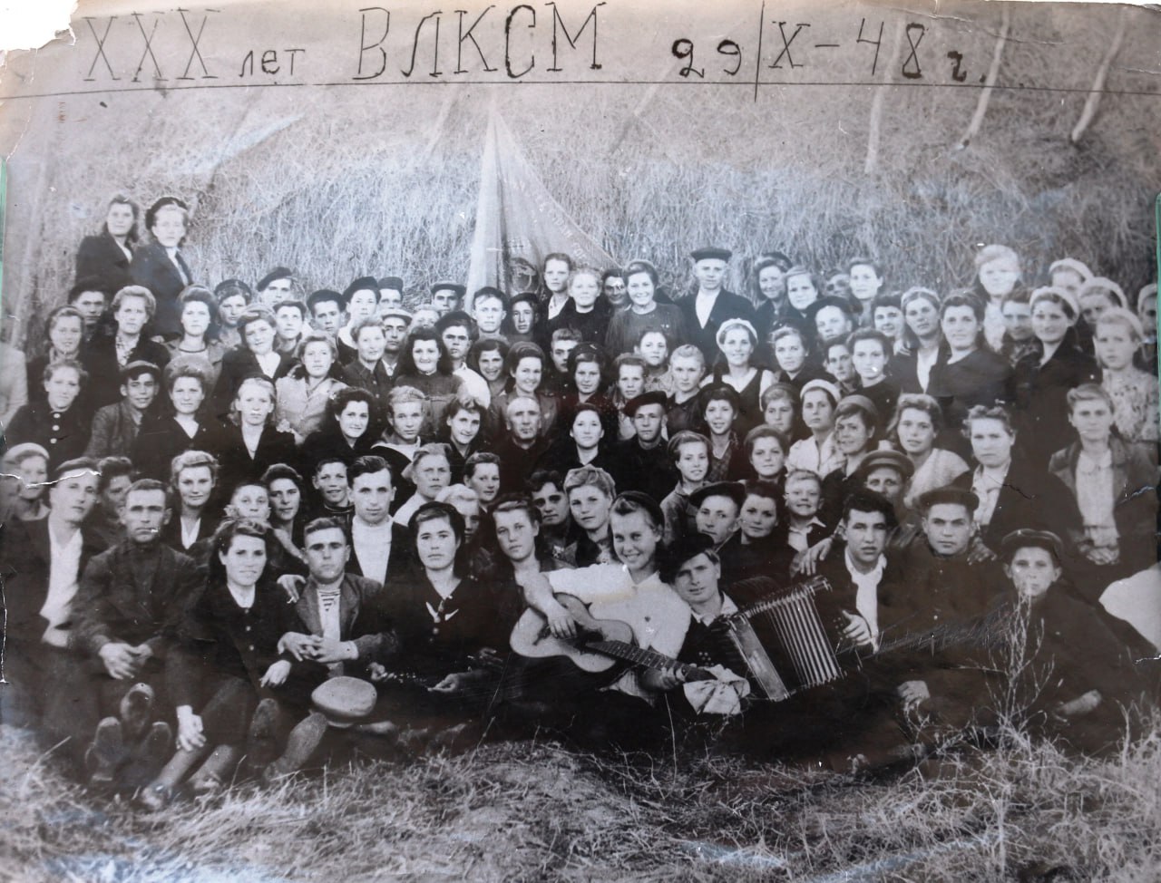  В преддверии Дня местного самоуправления мы публикуем серию архивных фотографий, на которых запечатлены люди, трудившиеся на благо Крымского района. 