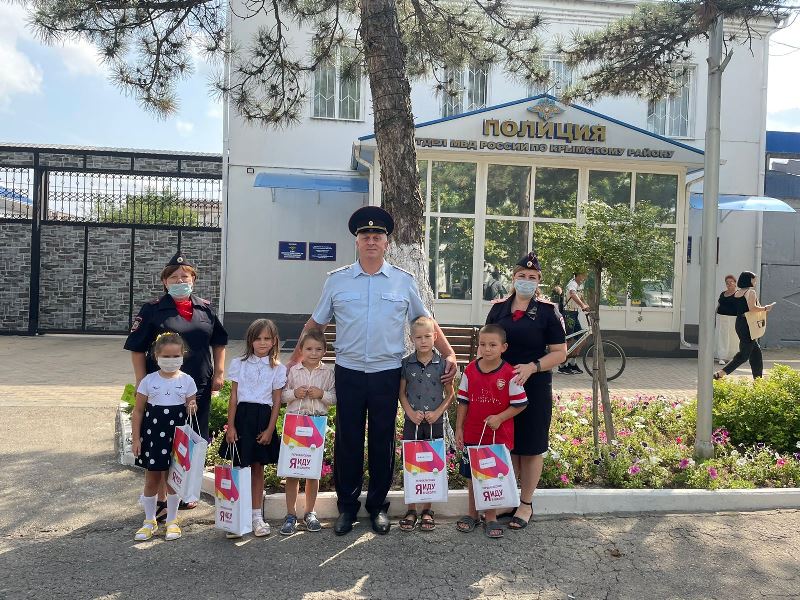 В Крымске начальник Отдела МВД России по Крымскому району вручил подарки ученикам