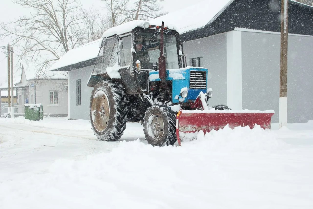 В поселения Крымского района продолжается расчистка дорог и тротуаров от снега. 