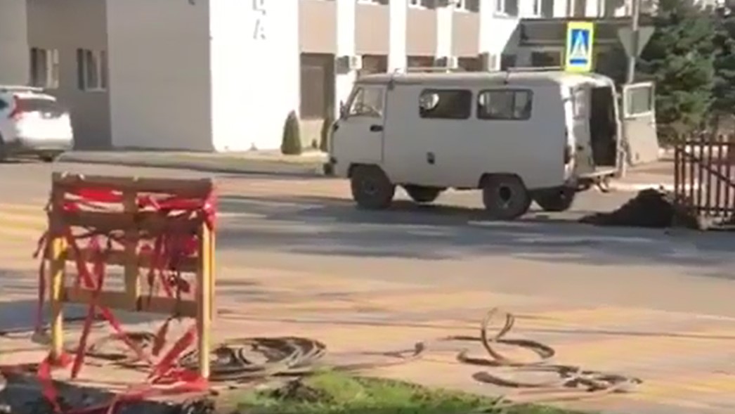 В городе Крымске на улицах Лермонтова и Пролетарской ведутся аварийно-ремонтные работы на магистральных трубах