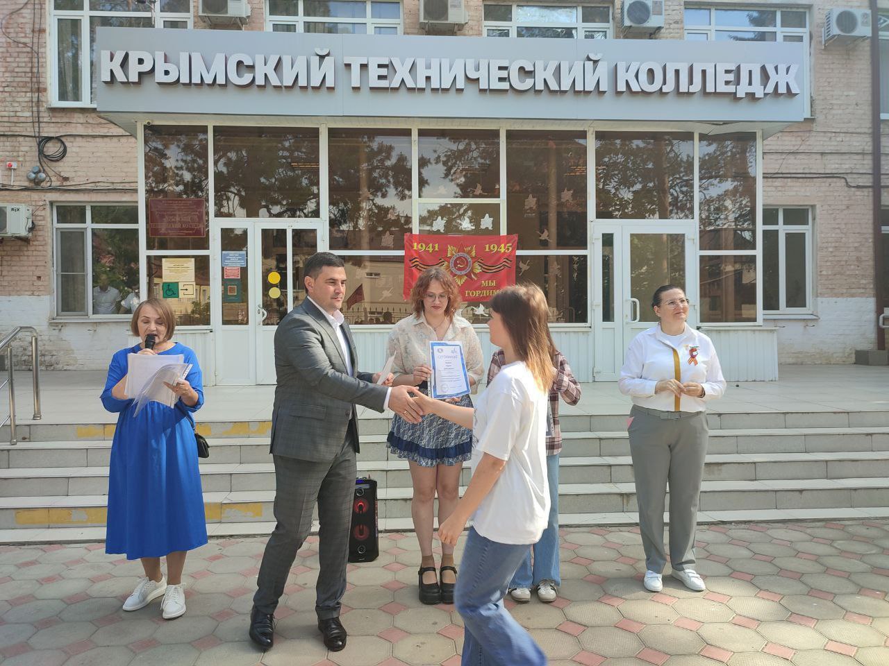 В Крымском техническом колледже студентам, членам клуба "Молодой избиратель" - активным участникам краевой образовательной акции "Избирательный диктант" вручили сертификаты.