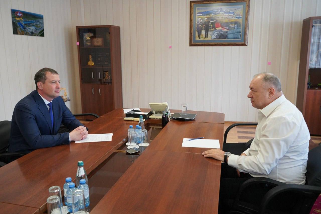 Депутат Госдумы Иван Демченко: В рамках региональной недели во время рабочей встречи с главой Абинского района Ильей Биушкиным обсудили ход подготовки празднования 80-летия Победы