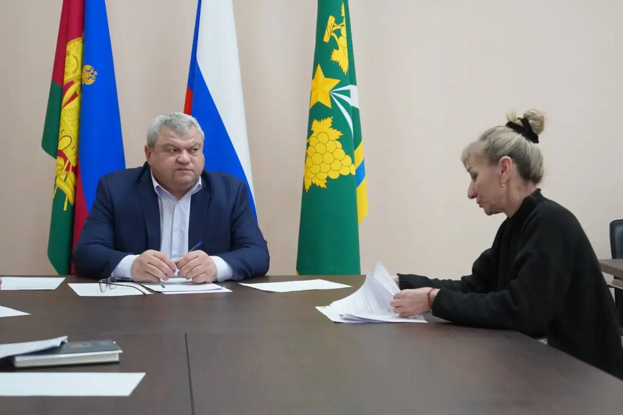 Временно исполняющий полномочия главы Крымского района Станислав Казанжи провел прием жителей по личным вопросам.