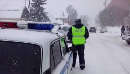 В связи с погодными условиями сотрудники Госавтоинспекции по Крымскому району переведены на усиленный вариант несения службы