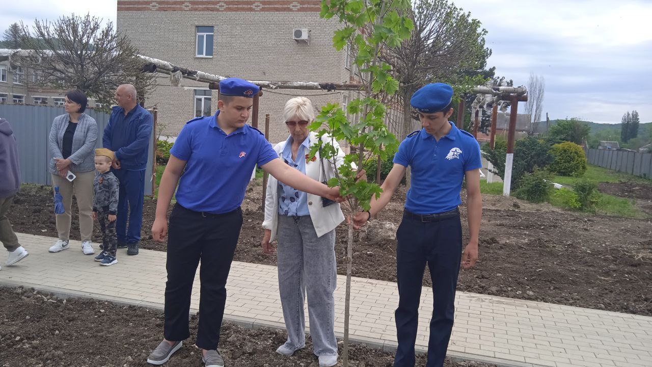 Юнармейцы школы № 11 ст. Нижнебаканской приняли участие в акции «Сад памяти».