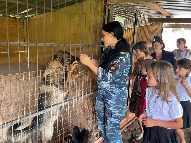 Сотрудники полиции и общественники провели для подростков экскурсию в питомник для служебно-розыскных собак