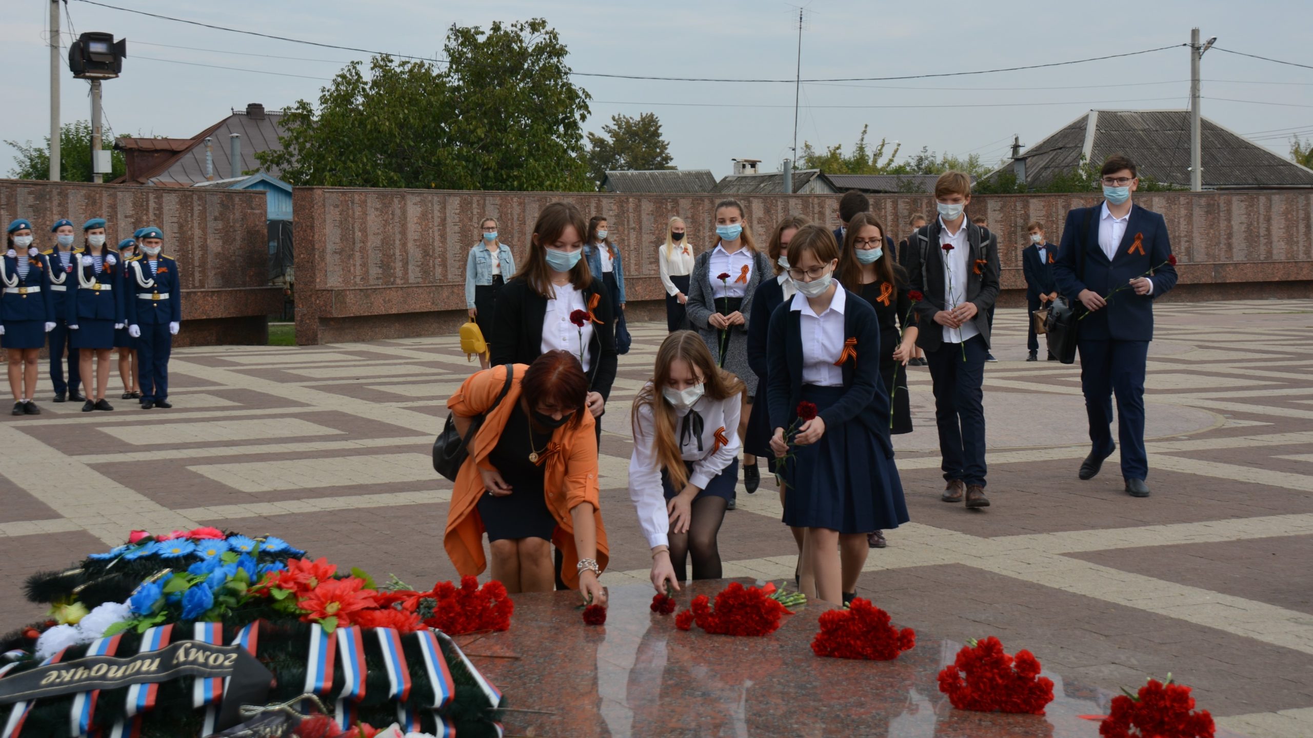 Сегодня крымчане возлагают цветы к подножию памятников Великой Отечественной войны