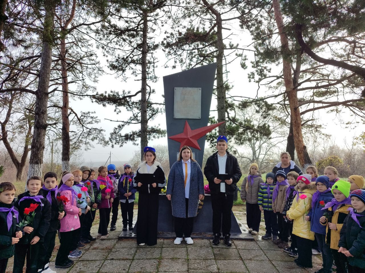 🔥 «Орлята России» чтят память героев в День Неизвестного Солдата.