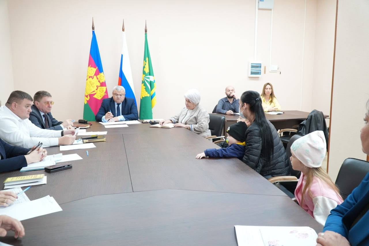 Депутат Госдумы Иван Демченко: Работа с обращениями продолжается в моей приемной, как депутата Государственной Думы, в Крымском районе