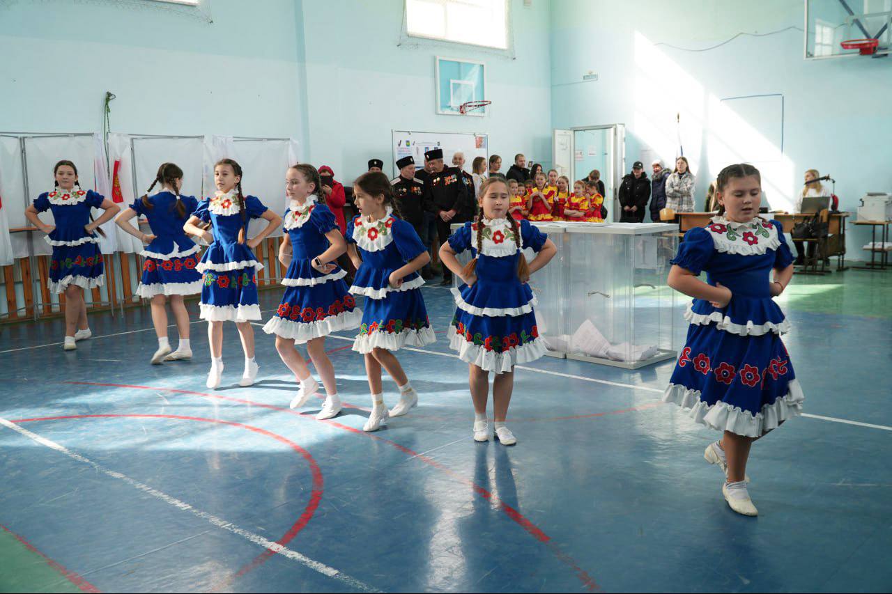На избирательных участках Молдаванского сельского поселения Крымского района сегодня проходят творческие концерты.  