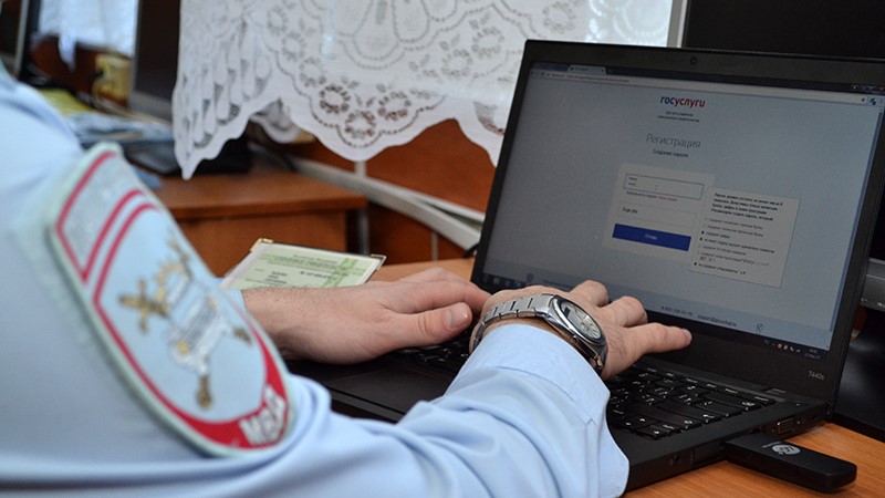Сотрудники полиции оказываю государственные услуги МВД