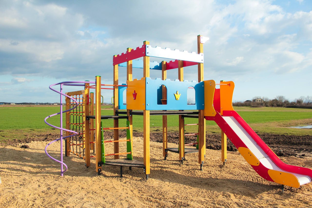 Детская площадка в Весёлом