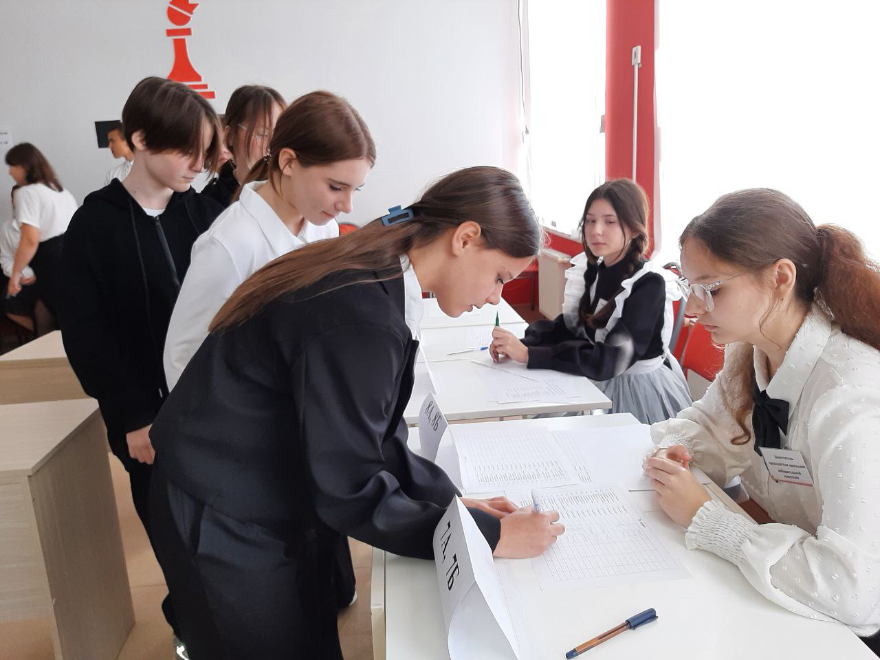 В средней школе 16 села Молдаванского выборы лидера школьного самоуправления проходят в формате электронного голосования. 