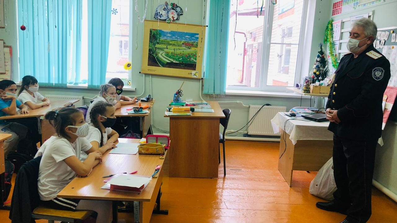 Атаман Красненского ХКО   Сергей Салата поздравил учеников  школы №23 с наступающим Новым годом