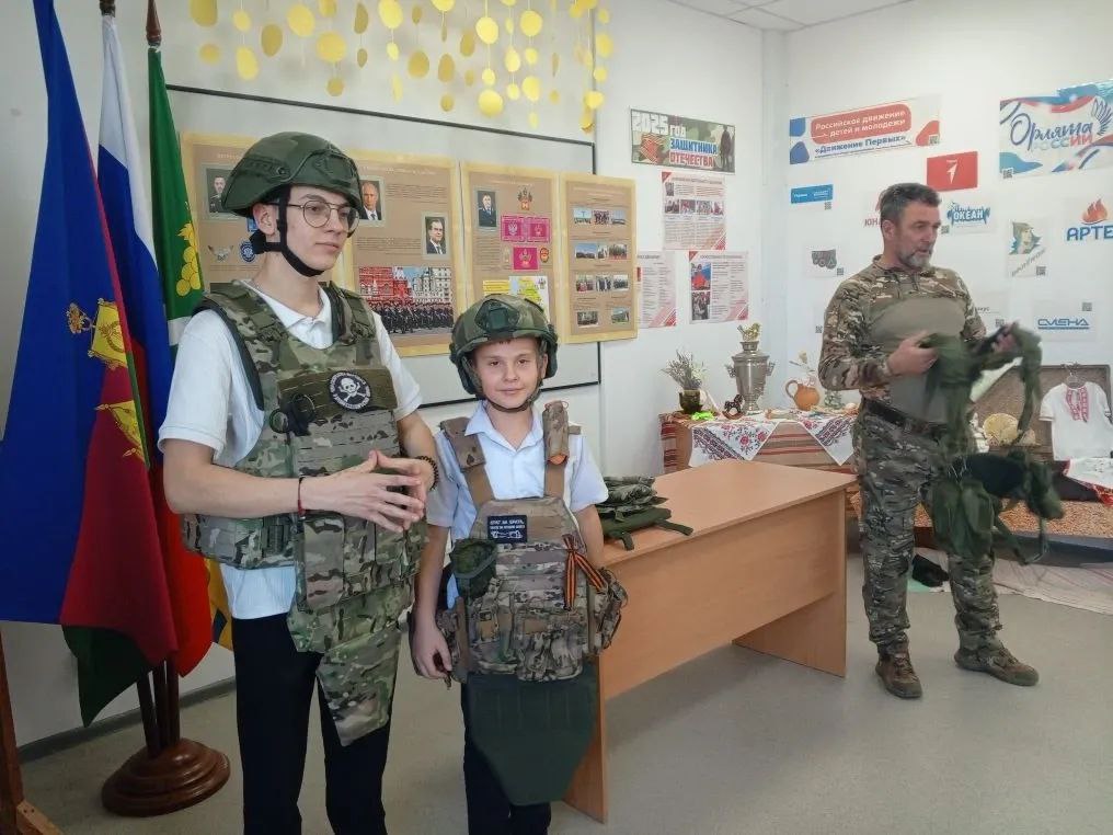  Урок мужества провёл в школе №59 х. Школьного участник специальной военной операции, атаман Школьнинского ХКО Крымского РКО Таманского казачьего отдела Юрий Сидоров. 