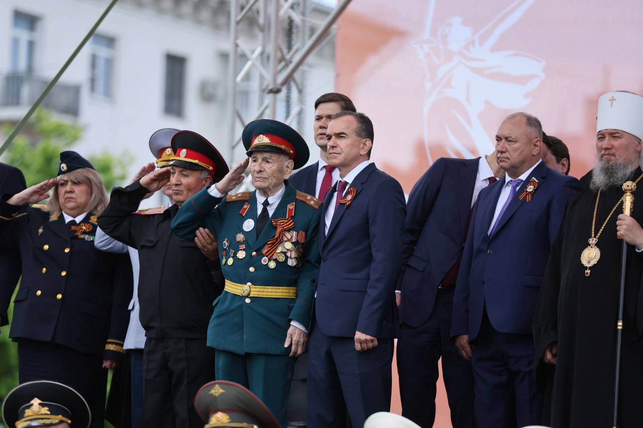 Депутат Госдумы Иван Демченко: Сегодня, в священный для миллионов россиян день 80-летия Великой Победы, вместе с Губернатором Краснодарского края Вениамином Кондратьевым, митрополитом Екатеринодарским и Кубанским Василием, руководителями ведомств и силовы